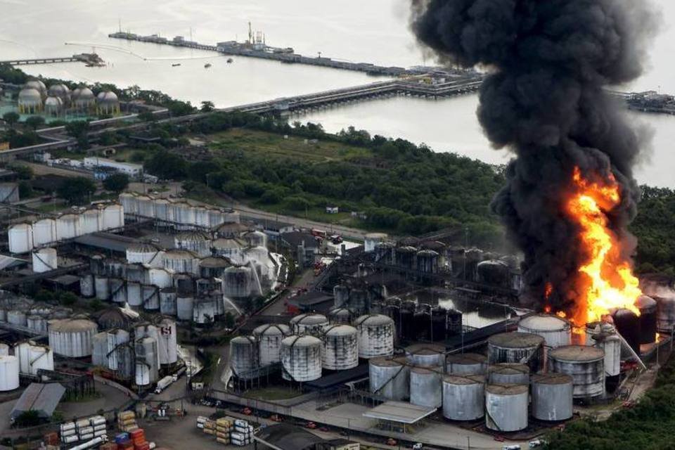 Incêndio atinge tanques de combustíveis em Santos