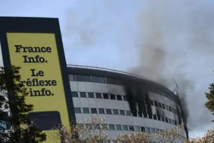 Fumaça sai do prédio da rádio pública francesa (Stephane de Sakutin/AFP)