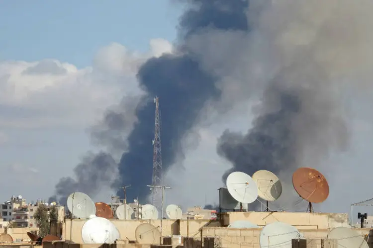
	Fuma&ccedil;a em Raqqa: dez ca&ccedil;as-bombardeiros franceses lan&ccedil;aram 20 bombas, o maior ataque a&eacute;reo da Fran&ccedil;a no territ&oacute;rio s&iacute;rio
 (Nour Fourat/Reuters)