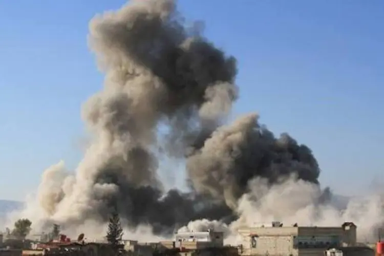 Fumaça é vista após bombardeio: oposição acusa regime de executar ataques com cloro (AFP)