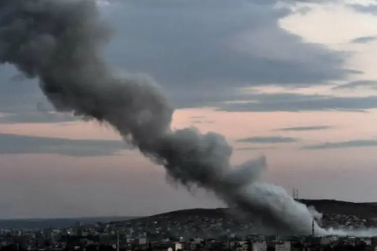 Fumaça após bombardeio na Síria: na Síria, o grupo jihadista luta ao mesmo tempo contra o regime, os rebeldes e os curdos (Aris Messinis/AFP)