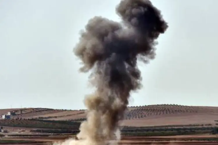 
	Fuma&ccedil;a &eacute; vista ap&oacute;s ataque a&eacute;reo nos arredores da cidade s&iacute;ria de Kobane
 (Aris Messinis/AFP)