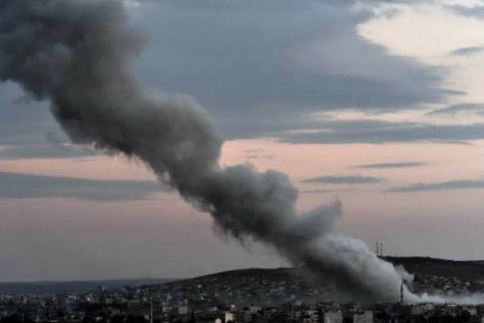 Bombardeios em cidade controlada pelo EI deixam 71 mortos
