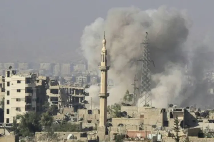 Fumaça é vista após bombardeio, em Jobar, nordeste de Damasco, Síria (Ammar Suleiman/AFP)