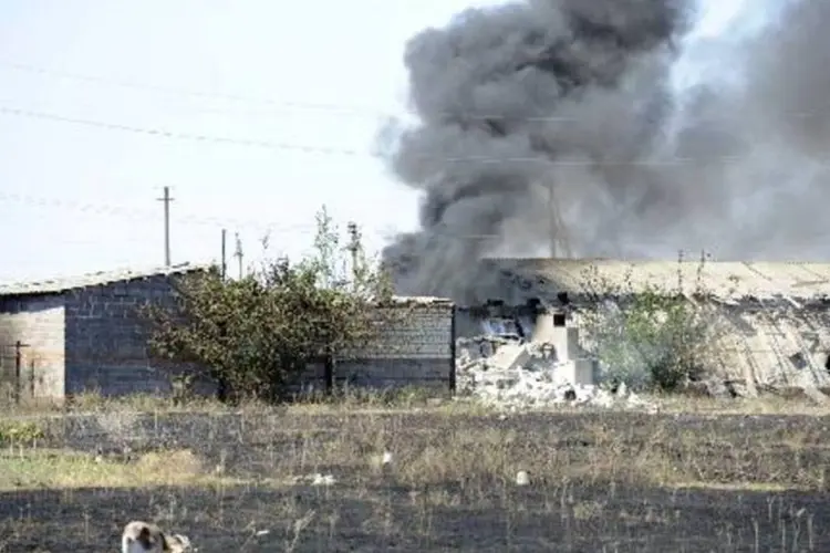 
	Fuma&ccedil;a de pr&eacute;dio destru&iacute;do pelos combates na cidade ucraniana de Novoazovsk
 (Alexander Khudoteply/AFP)