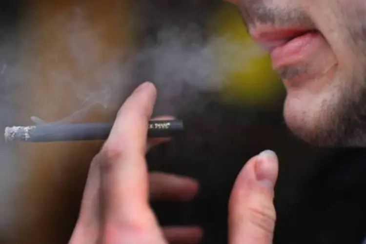 Parar de fumar alivia a saúde e o bolso; outros maus hábitos também podem ser reduzidos (Jeff J Mitchell/Getty Images)