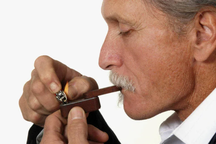 Homem fuma cachimbo: quantas vidas estamos perdendo atrás das grades sem que elas possam se desenvolver livremente? (ckellyphoto/Thinkstock)