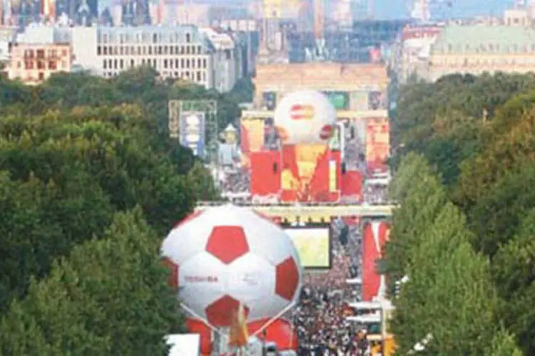Fan Fest em Berlim, em 2006: cenas de jovens nas ruas forjaram a imagem de um país para se fazer amigos