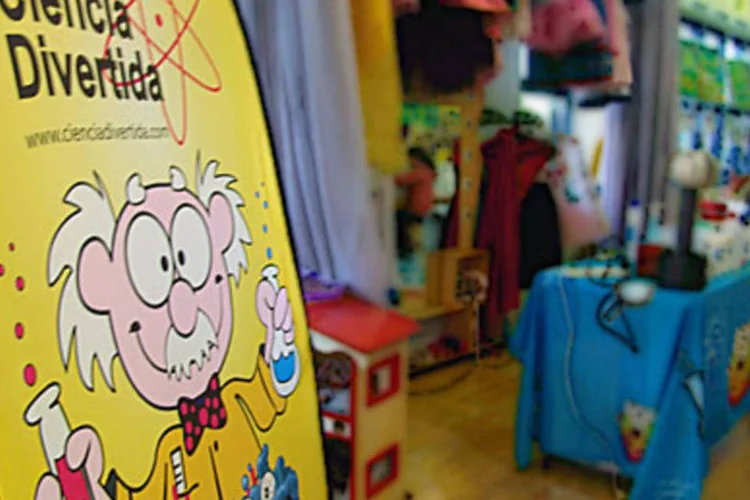 O negócio, baseado em apresentações de teatro e brincadeiras feitas em escolas, não exige um local fixo para trabalho (.)