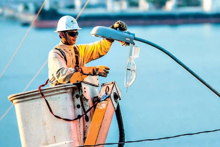 Funcionário da Elektro em Ilhabela (SP): nova filosofia de gestão aumentou o engajamento das pessoas e os resultados da companhia (Andrea Prado / Divulgação)