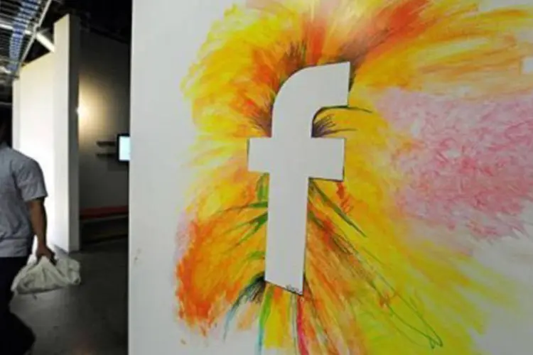 Funcionário observa grafite na sede do Facebook, em Menlo Park, Califórnia: segundo a empresa, as hackathons servem para os funcionários testarem novos projetos (Robyn Beck/AFP)
