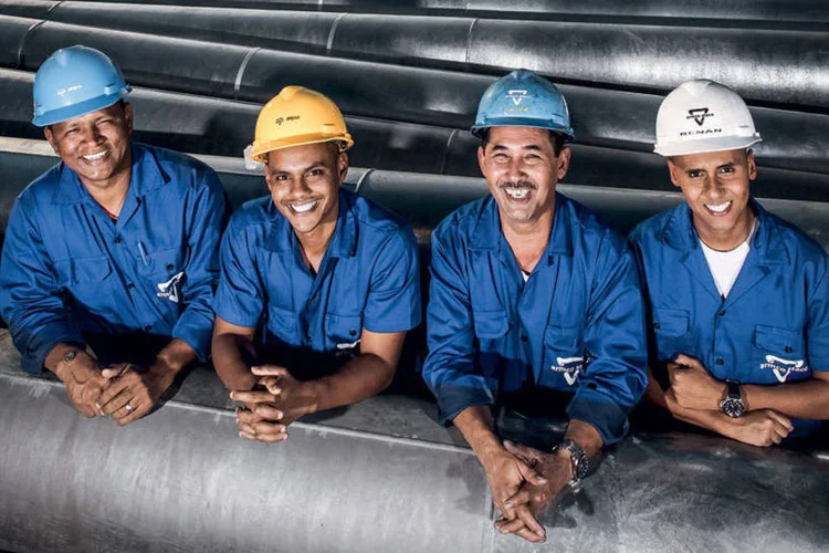 O operador de máquina José da Rocha Silva e seu filho Renan, o líder de galvanização Joaquim Canuto e seu filho Jonatas, todos da Armco Staco: o Projeto Nossos Filhos já capacitou mais de 500 jovens para o mercado de trabalho (André Valentim / VOCÊ RH)