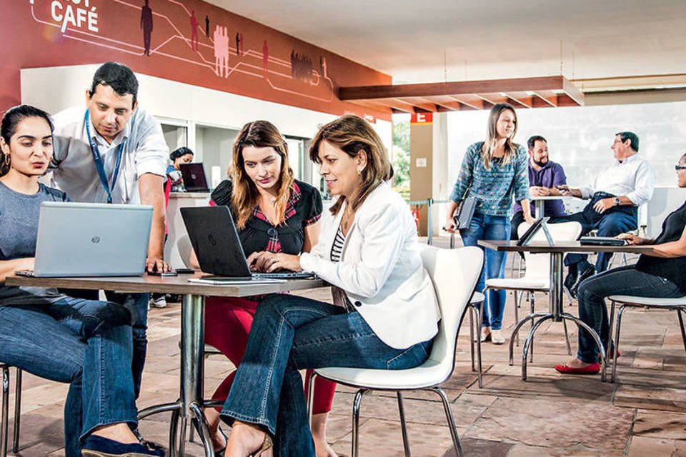 Funcionários da Bosch utilizando sua rede social corporativa (Leandro Fonseca / EXAME)