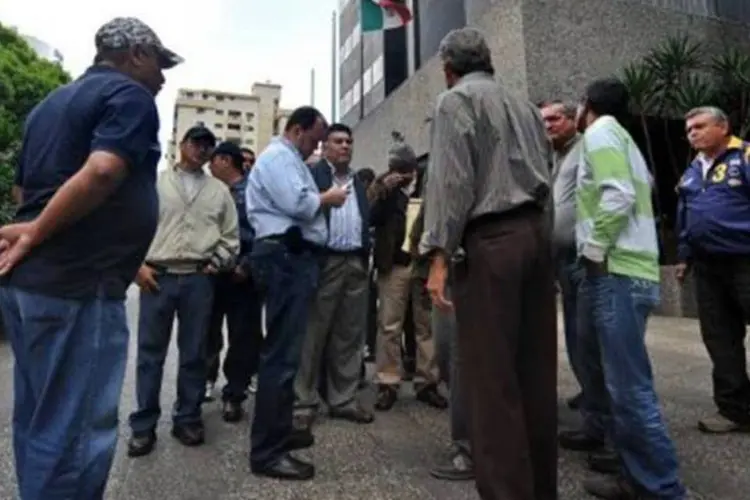 Funcionários da Cemex reúnem-se em frente a embaixada mexicana em Caracas  (Miguel Gutierrez/AFP)
