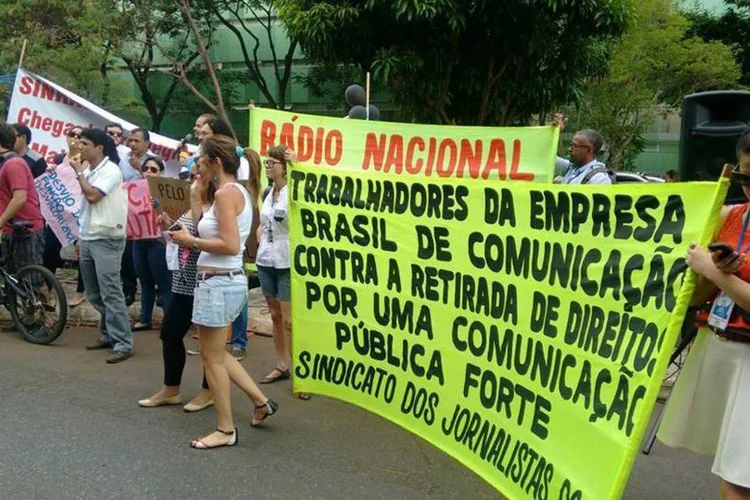 
	EBC: manifestantes se dizem contr&aacute;rios &agrave; propor&ccedil;&atilde;o de cargos indicados politicamente na estatal de comunica&ccedil;&atilde;o, hoje de 70%
 (Reprodução/ EBC em Greve/ Facebook)