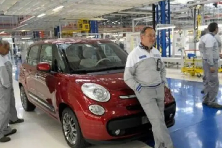 Funcionários da Fiat na nova fábrica em Kragujevac, na Sérvia (Alexa Stankovic/AFP)
