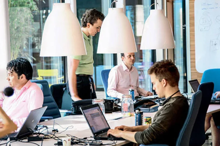 Funcionários da Microsoft Holanda, no escritório de Schiphol: 28 minutos de ganho por dia após a adoção do novo método de trabalho (Divulgação)