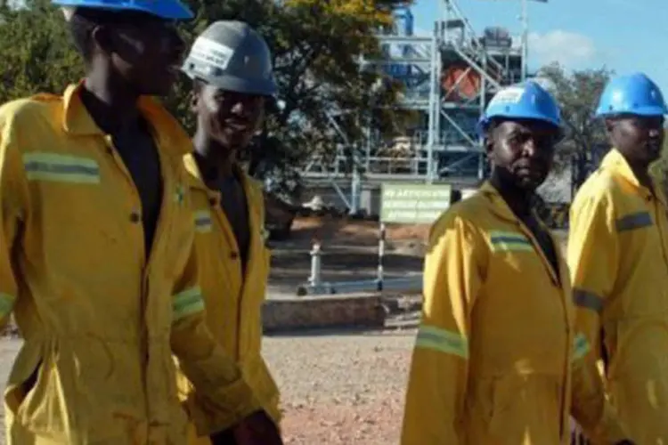 Funcionários da mina Mimosa no dia 16 de fevereiro: segundo mineradora, nenhum dos mineiros estava desaparecido e que ninguém estava ferido (Jekesai Njikizana/AFP)