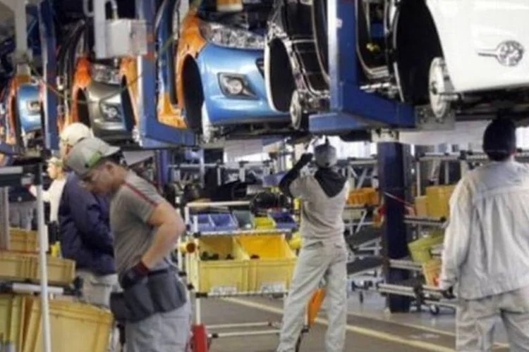 Funcionários da PSA PSA Peugeot Citroen na fábrica de Poissy, perto de Paris (Thomas Samson/AFP)