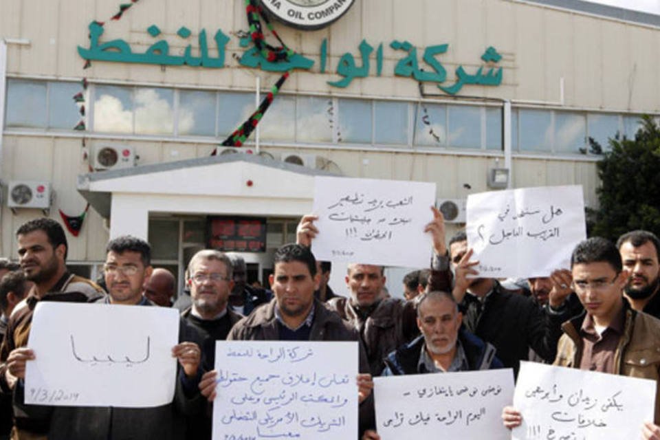 Rebeldes líbios concordam em encerrar ocupação de portos