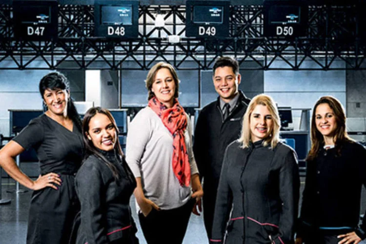 Funcionários do GRU Airport com a professora de inglês (de lenço): duas horas e meia de aula por dia para melhorar a comunicação com os turistas (Omar Paixão)