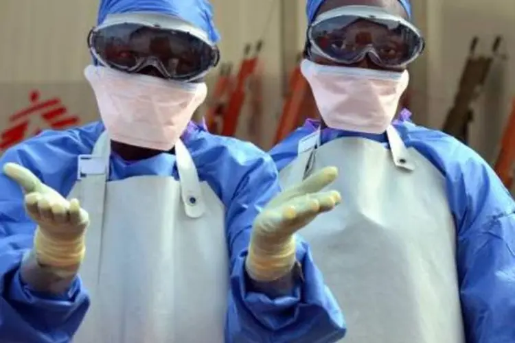 Funcionários do centro de tratamento do ebola da ONG Médicos sem Fronteiras em Monróvia, Libéria (Zoom Dosso/AFP)
