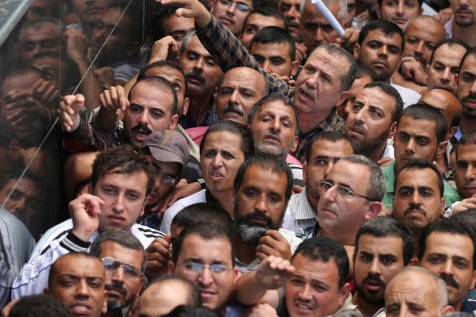 Funcionários de Gaza recebem salários pela unidade palestina