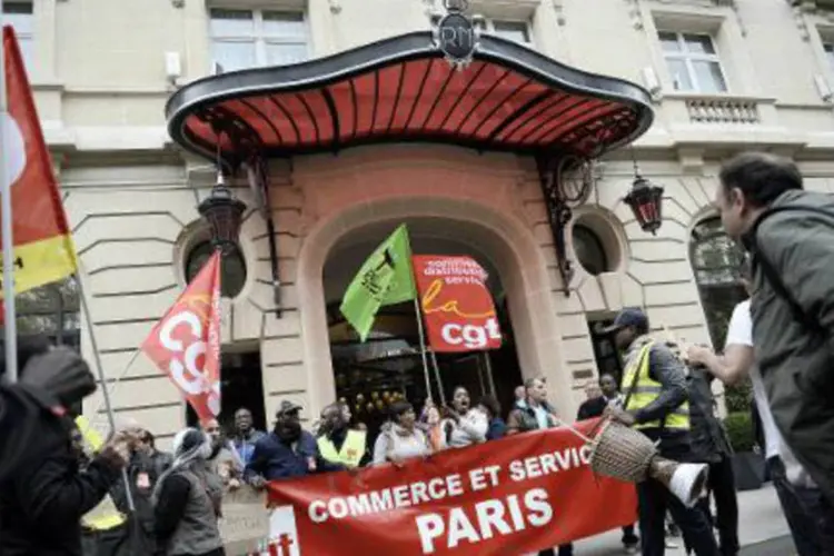 Funcionários do Royal Monceau, um hotel de luxo de Paris, fazem ato de greve em frente ao estabelecimento (Stephane de Sakutin/AFP)