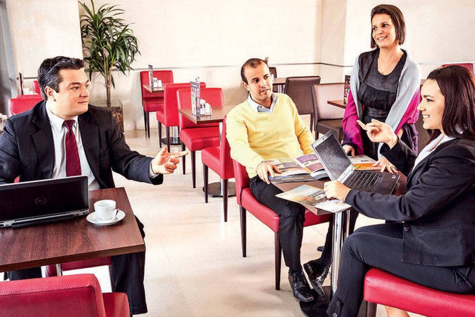 Funcionários da área comercial da Ticket durante reunião num café: 20% do quadro da empresa já trabalha em esquema de home office (Omar Paixão / VOCÊ RH)