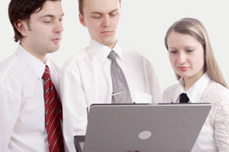 Pessoas usando computador (Dreamstime.com)