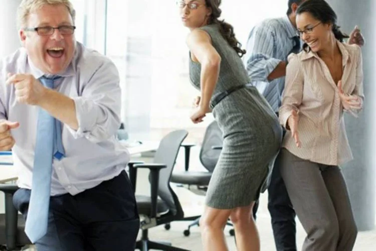 Equipe feliz: metas em grupo, além das individuais, pode incentivar o cooperativismo (GettyImages)