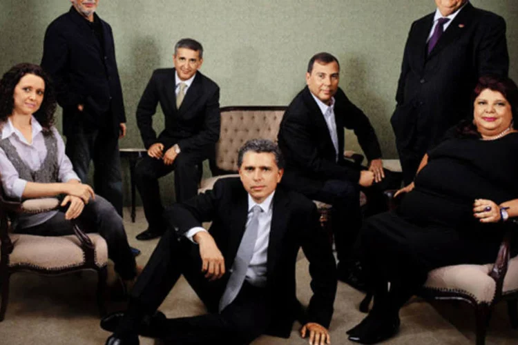 Um retrato do Brasil que ousa: Andréa Basso, sócia da In Vitro (à esq.); Luiz Seabra, fundador da Natura; Marco Stefanini, fundador da Stefanini; Laércio Cosentino, fundador da Totvs (sentado no chão); Ulisses Sabará, fundador da Beraca; Avelino Costa, fundador da Pif Paf; Luiza Helena Trajano, sócia do Magazine Luiza (Germano Lüders/EXAME.com)