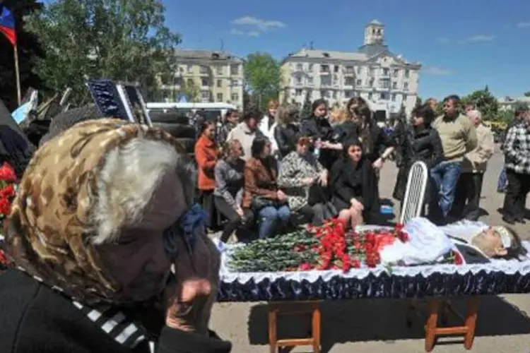 Funeral de ativista pró-russo morto em operação: em Slaviansk, nesta terça-feira foram ouvidas várias rajadas de tiros (Genya Savilov/AFP)