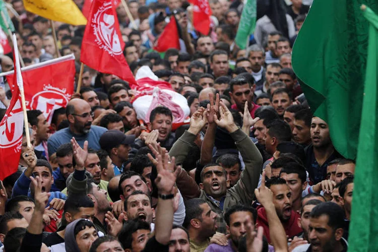 Funeral do palestino de 21 anos que foi morto por tropas israelenses durante confrontos na Cisjordânia (Ammar Awad/Reuters)