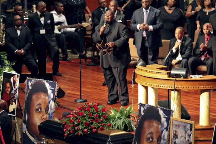 Músicos cantam em funeral de Michael Brown em igreja batista em St. Louis (Richard Perry/Reuters)
