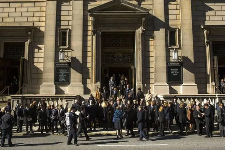 Pessoas comparecem ao funeral de Oscar de la Renta em Nova York nesta segunda-feira (Lucas Jackson/Reuters)