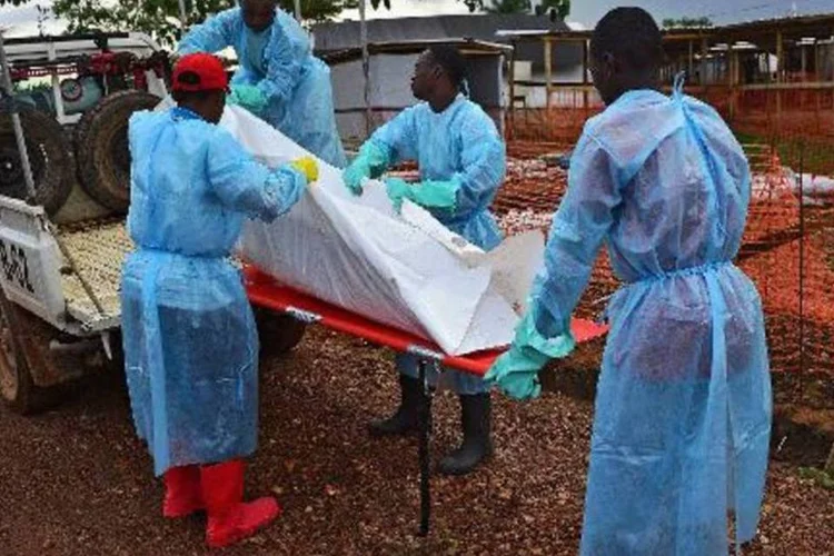 
	Funer&aacute;ria em Serra Leoa: ao todo, 2.127 pessoas foram contaminadas em quatro pa&iacute;ses
 (Carl de Souza/AFP)