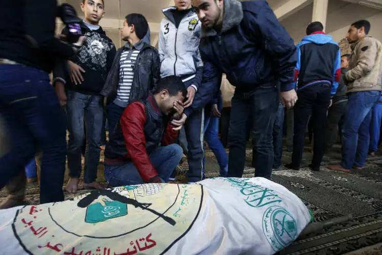 
	Funeral de membro do Hamas: ataques de Israel duraram cerca de 30 minutos, dizem moradoras de Gaza
 (Suhaib Salem/Reuters)