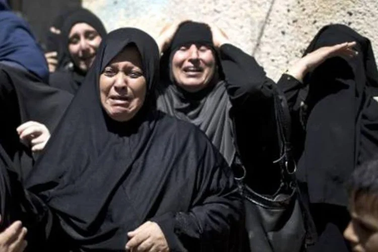 Familiares de Raed al-Atar, um dos três comandantes do Hamas mortos por ataques israelenses, lamentam sua morte, em um funeral em Rafah (Mahmud Hams/AFP)