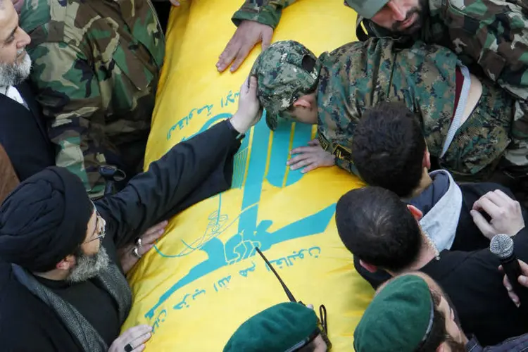 Funeral de líder do Hezbollah: grupo diz que Israel é responsável por ataques aéreos de domingo (Ali Hashisho/Reuters)