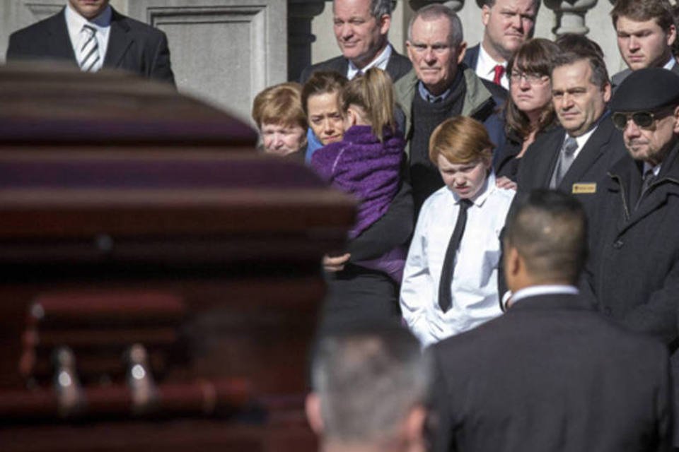 Família e atores se despedem de Hoffman em funeral privado