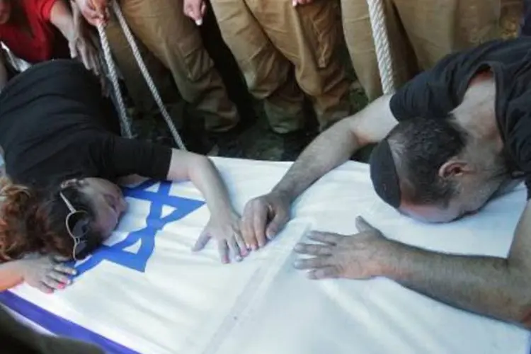 
	Funeral de soldado israelense morto: do lado israelense, 67 pessoas morreram
 (Gil Cohen Magen/AFP)