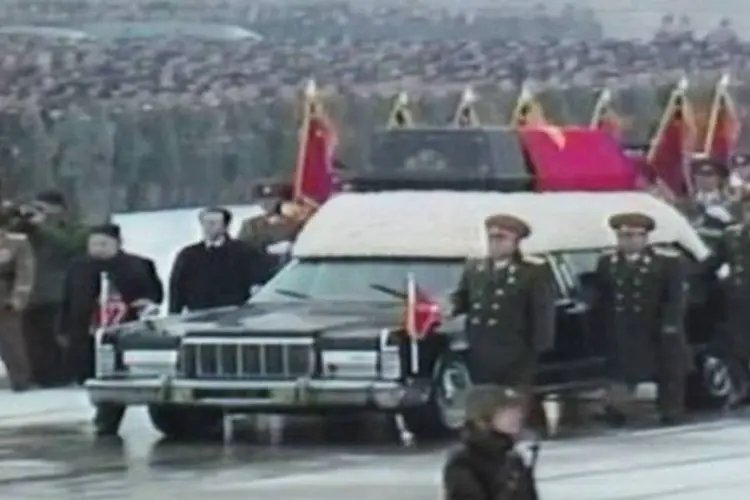 Kim Jong-il morreu no último dia 17 de dezembro aos 69 anos enquanto viajava em seu trem particular, segundo os meios de comunicação estatais norte-coreanos (North Korea TV/AFP)
