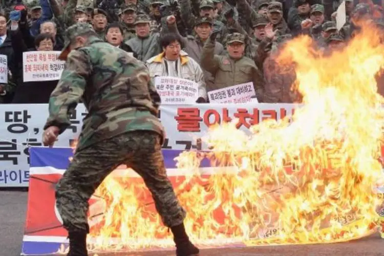 
	Sul-coreanos queimam bandeira da Coreia do Norte ap&oacute;s morte do l&iacute;der do pa&iacute;s comunista: Pyongyang amea&ccedil;ou denunciar nesta segunda-feira o acordo de armist&iacute;cio que encerrou a&nbsp;guerra&nbsp;da Coreia de 1953
 (Chung Sung-Jun/Getty Images)