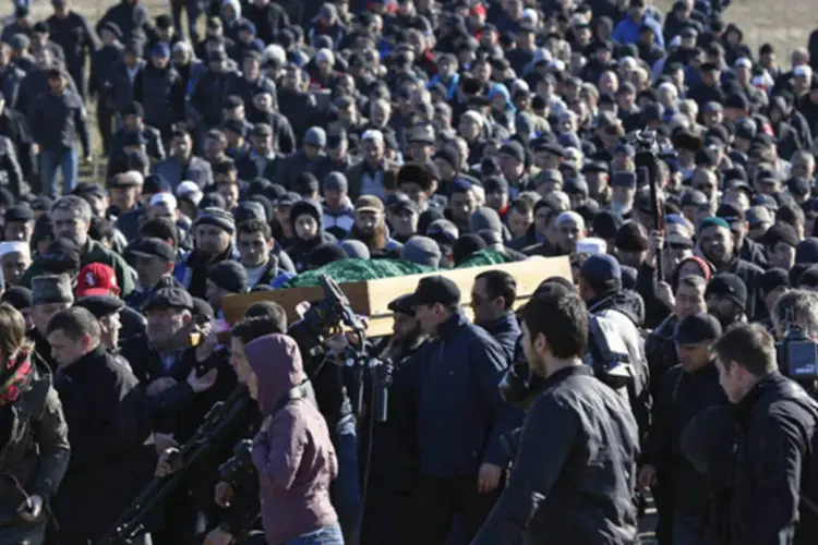 Tártaros da Crimeia se reúnem em um cemitério para o funeral de Reshat Ametov, perto da cidade de Simferopol, Ucrânia (Vasily Fedosenko/Reuters)