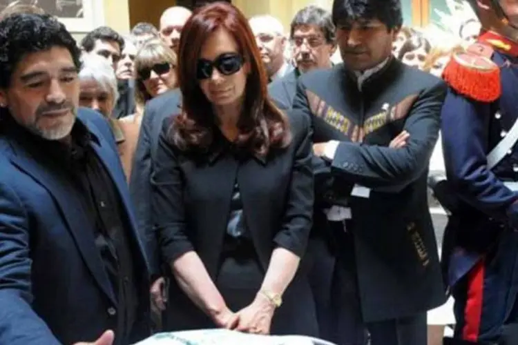 Foto da presidência mostra presidente Cristina Kirchner em frente a caixão de marido e ao lado de Maradona e Evo Morales (AFP/EXAME.com)