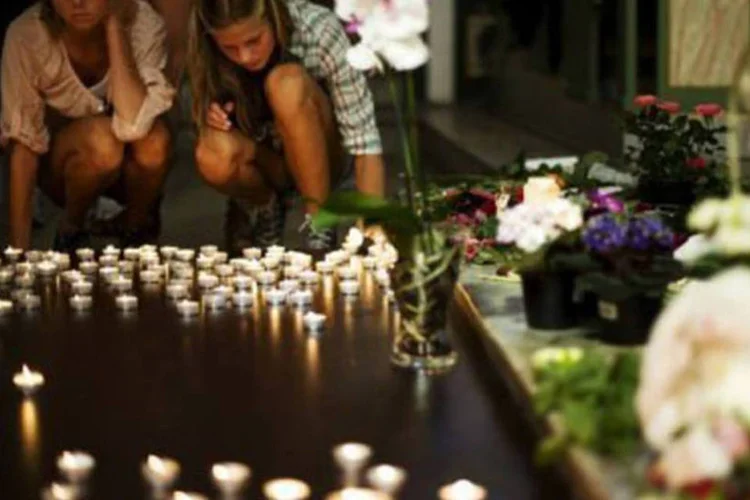 Duas garotas acendem velas na Catedral de Oslo: a juventude trabalhista foi o movimento político alvo do autor do massacre, Anders Behrin Breivik (Jonathan Nackstrand/AFP)