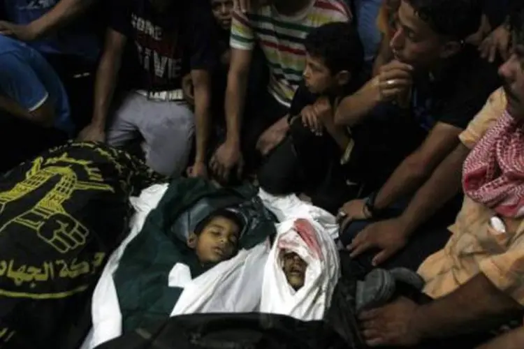 
	Funeral de crian&ccedil;as palestinas mortas em casa durante ataque a&eacute;reo israelense
 (Said Khatib/AFP)