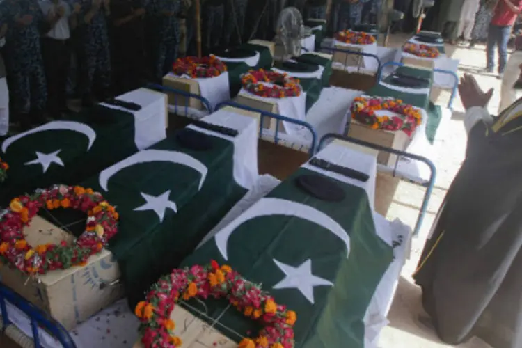 Funeral de soldados de segurança do aeroporto: Taleban paquistanês assumiu ato (Athar Hussain/Reuters)