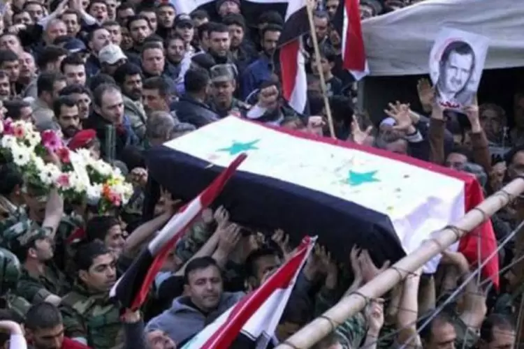 Funeral de opositor na Síria: famílias enfrentam dificuldades para enterrar os mortos (AFP)